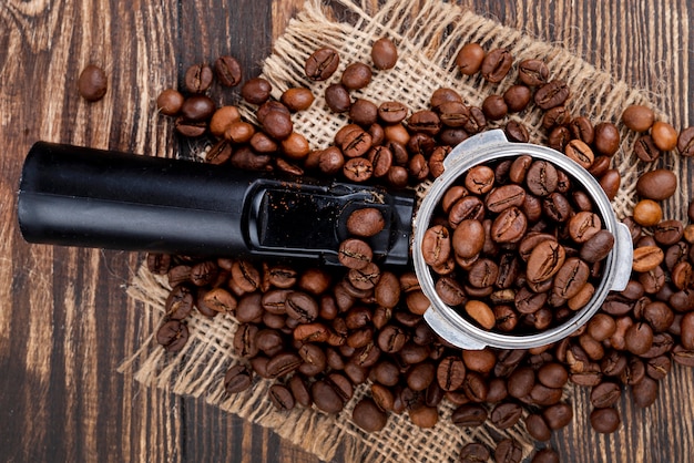 Draufsicht von Kaffeebohnen auf Holztisch