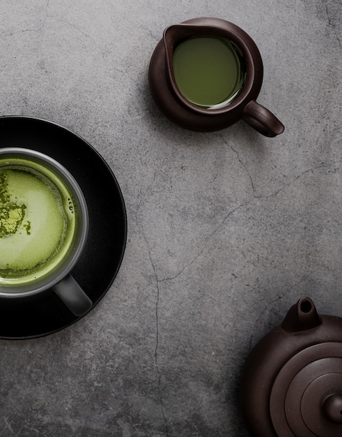 Draufsicht von Matcha-Tee mit Teekanne