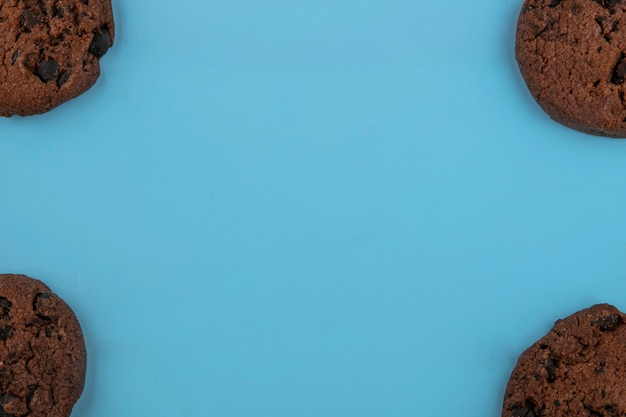 Draufsicht von mehllosen Erdnussbutter-Brownie-Keksen auf Seiten auf blauem Hintergrund mit Kopienraum