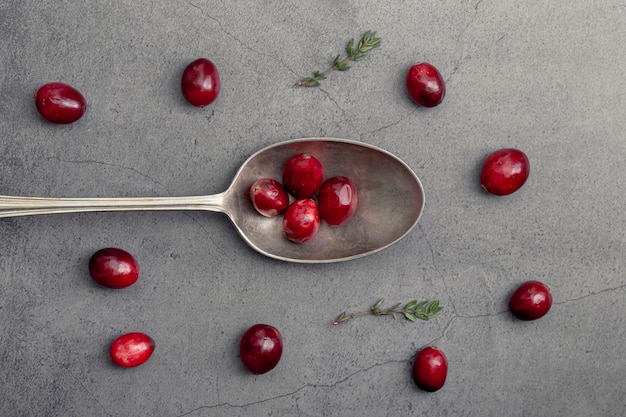 Kostenloses Foto draufsicht von moosbeeren mit löffel