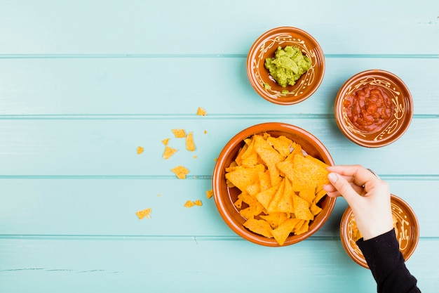 Draufsicht von Nachos und von Guacamole