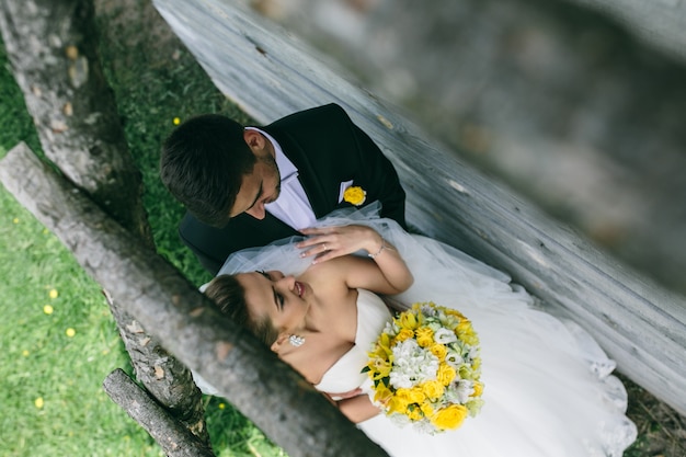 Draufsicht von Newlyweds unter einer Leiter