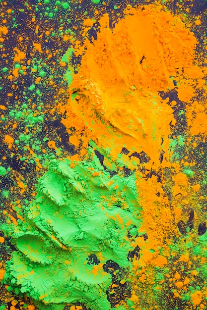 Draufsicht von orange und von Grün plätschert von holi Puderhintergrund