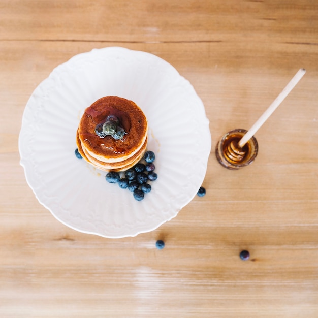 Kostenloses Foto draufsicht von pfannkuchen zum frühstück