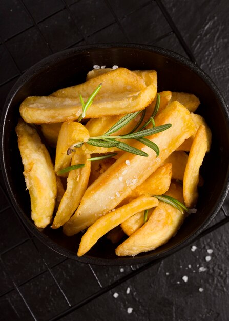 Draufsicht von Pommes Frites mit Salz und Kräutern