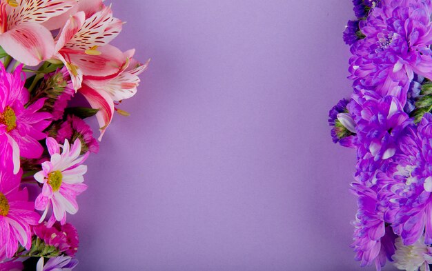 Draufsicht von rosa weißen und lila Farbstatice-Alstroemeria- und Chrysanthemenblumen auf lila Hintergrund mit Kopienraum