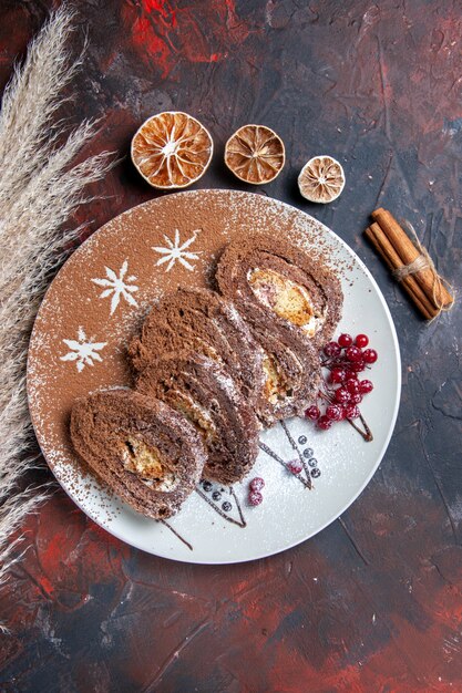 Draufsicht von süßen Keksröllchen geschnittenen cremigen Kuchen