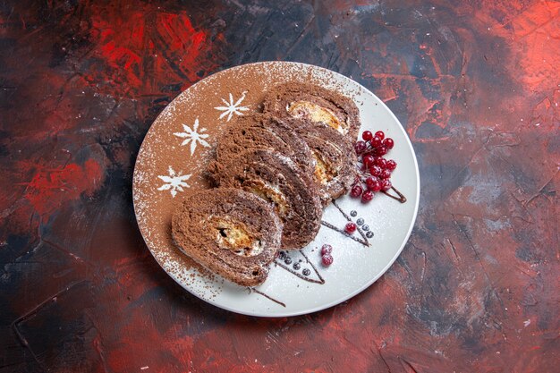 Draufsicht von süßen Keksröllchen geschnittenen cremigen Kuchen