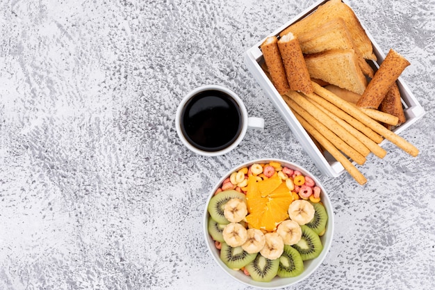 Draufsicht von Toast und Kaffee mit Crackern, Maisringen mit Kopienraum auf weißem Hintergrund horizontal