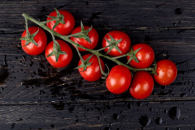 Draufsicht von Tomaten auf Holz