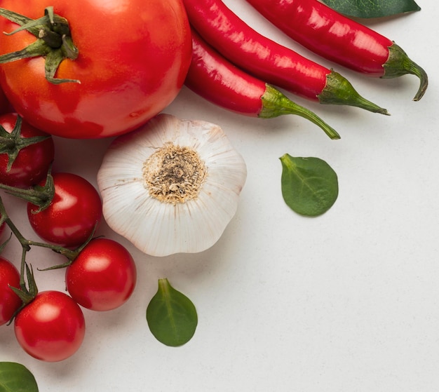 Draufsicht von Tomaten mit Knoblauch und Chilischoten