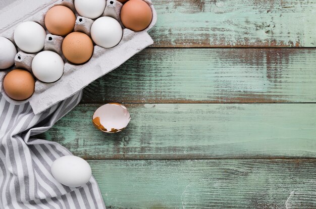 Draufsicht von ungefärbten Eiern im Karton für Ostern