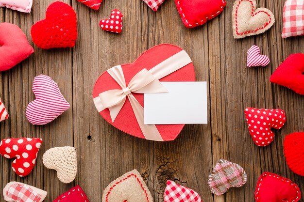 Draufsicht von Valentinstagverzierungen mit Geschenk