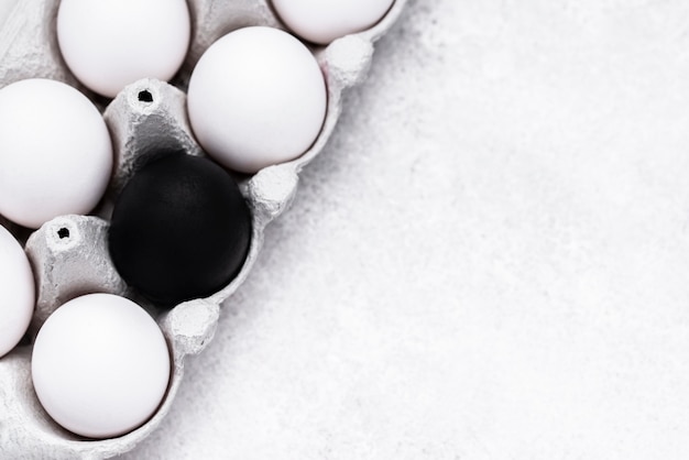 Draufsicht von verschiedenfarbigen Eiern für schwarze Lebensmateriebewegung
