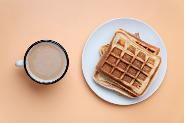 Kostenloses Foto draufsicht von waffeln auf platte mit getränk