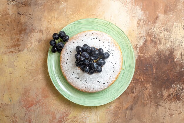 Draufsicht von weitem ein Kuchen ein appetitlicher Kuchen mit Trauben