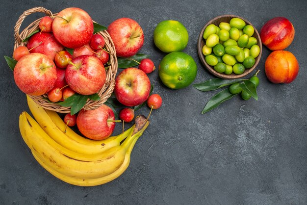 Draufsicht von weitem Früchte Bananen Nektarinen Zitrusfrüchte Mandarinen Korb von Äpfeln Kirschen