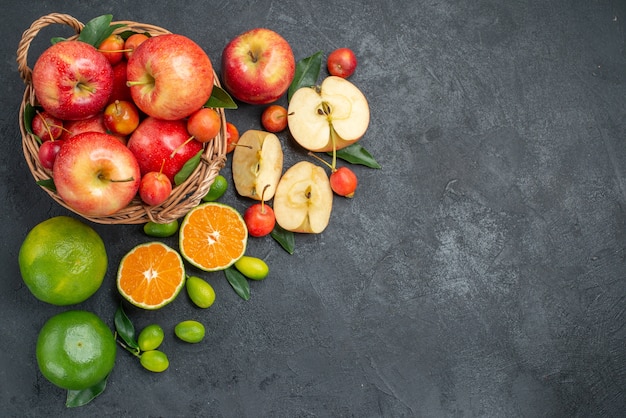 Draufsicht von weitem Früchte Früchte Beeren im Korb Zitrusfrüchte Äpfel