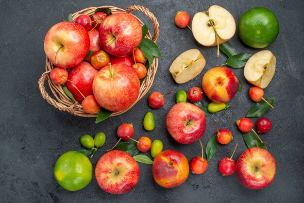 Draufsicht von weitem Früchte Früchte im Korb verschiedene Früchte Beeren auf dem Tisch