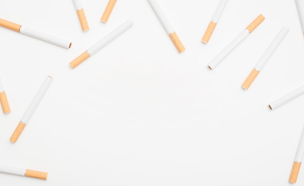 Kostenloses Foto draufsicht von zigaretten auf weißer oberfläche