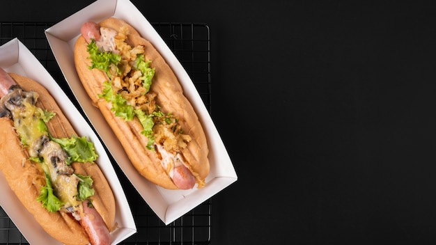 Draufsicht von zwei Hotdogs mit Kopierraum
