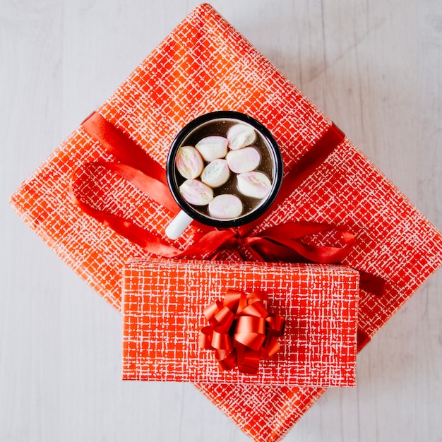 Kostenloses Foto draufsicht von zwei weihnachtsboxen