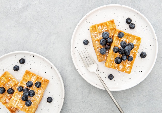 Draufsicht Waffel und Blaubeeren