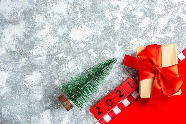 Draufsicht Weihnachtsgeschenk Holzblöcke kleiner Weihnachtsbaum auf grauweißem Tisch freier Platz