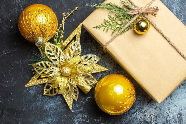 Draufsicht Weihnachtsgeschenk mit Spielzeug auf hell-dunkel Schreibtisch Foto Farbe Weihnachten Neujahr