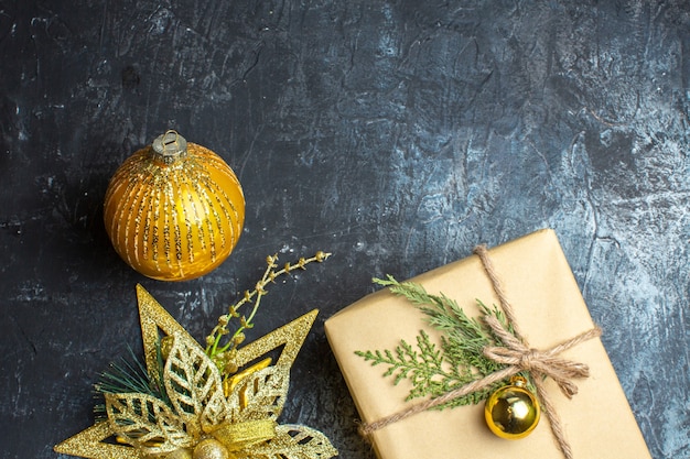 Draufsicht Weihnachtsgeschenk mit Spielzeug auf hell-dunklem Hintergrund