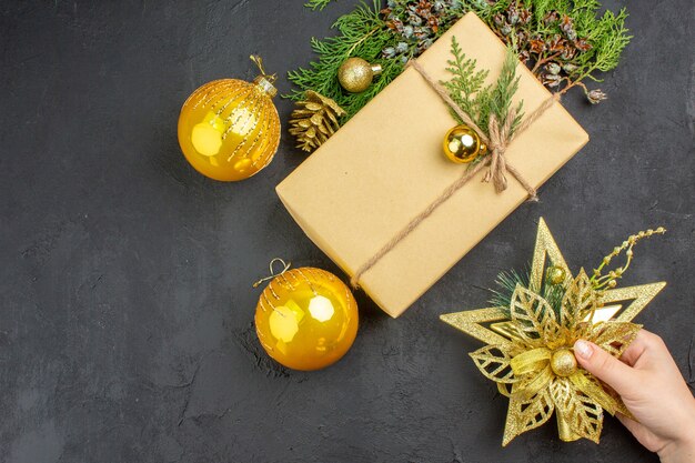 Draufsicht Weihnachtsgeschenk Tannenbaum Zweige Weihnachtsbaum Spielzeug auf beige Oberfläche