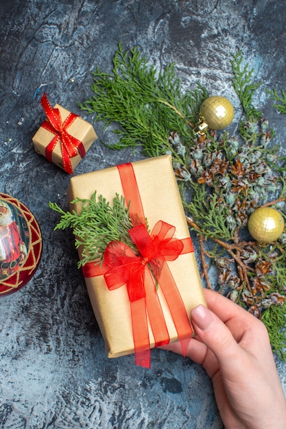 Draufsicht Weihnachtsgeschenke auf hell-dunklem Hintergrund