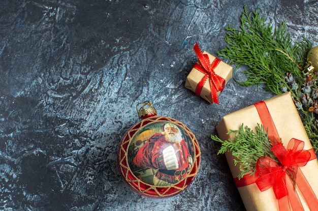 Draufsicht Weihnachtsgeschenke auf hell-dunklem Hintergrund