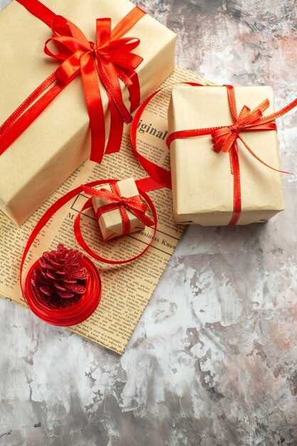 Draufsicht Weihnachtsgeschenke mit roten Schleifen auf weißem Hintergrund