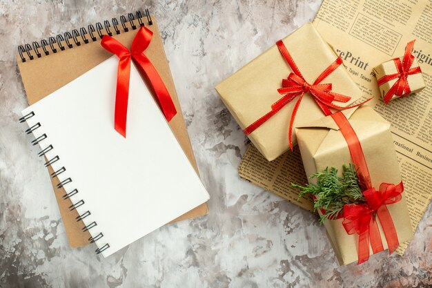 Draufsicht Weihnachtsgeschenke mit roten Schleifen auf weißem Schreibtisch Urlaub Farbe Neujahr Geschenk Foto Weihnachten