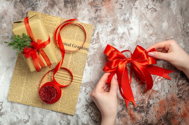 Draufsicht weihnachtsgeschenke mit roten zapfen auf weißem hintergrund