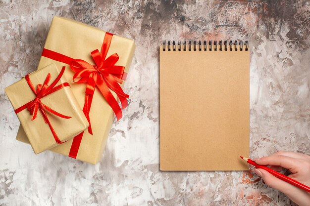 Draufsicht Weihnachtsgeschenke mit roter Schleife auf hellem Hintergrund