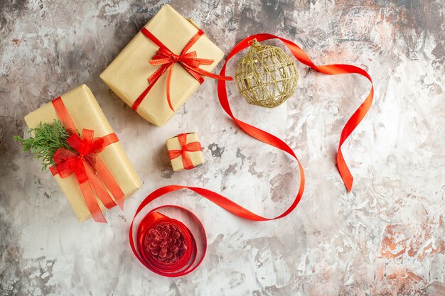 Draufsicht Weihnachtsgeschenke mit Spielzeug auf weißem Hintergrund