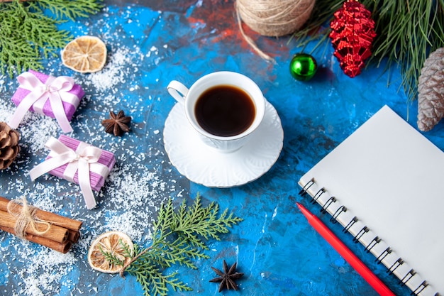 Draufsicht Weihnachtsgeschenke Tannenbaum Zweige Kegel Anis auf blauem Hintergrund freier Platz