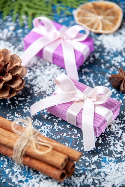 Draufsicht Weihnachtsgeschenke Tannenbaum Zweige Kegel Anis auf blauer Oberfläche