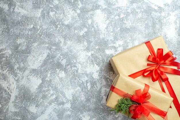 Draufsicht Weihnachtsgeschenke verpackt mit roten Schleifen auf weißem Weihnachtsfarburlaub Fotogeschenk neues Jahr