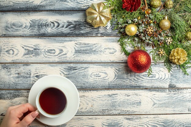 Draufsicht Weihnachtsschmuck eine Tasse Tee Tannenzweige auf Holzoberfläche fi