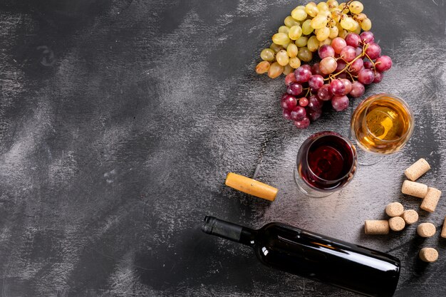 Draufsicht Weingläser mit Trauben- und Kopierraum auf schwarzem Stein horizontal
