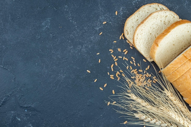 Draufsicht Weißbrot auf dunklem Hintergrund Brötchen Brotteig Torte Foto