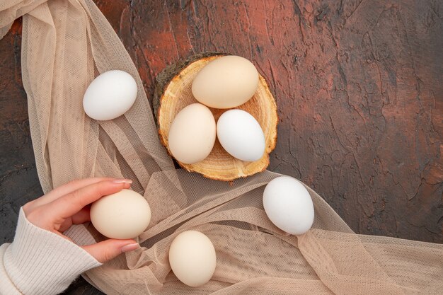 Draufsicht weiße Hühnereier auf dunklem Schreibtisch Mahlzeit Tier rohes Foto Bauernhof Essen Frühstück Farbe