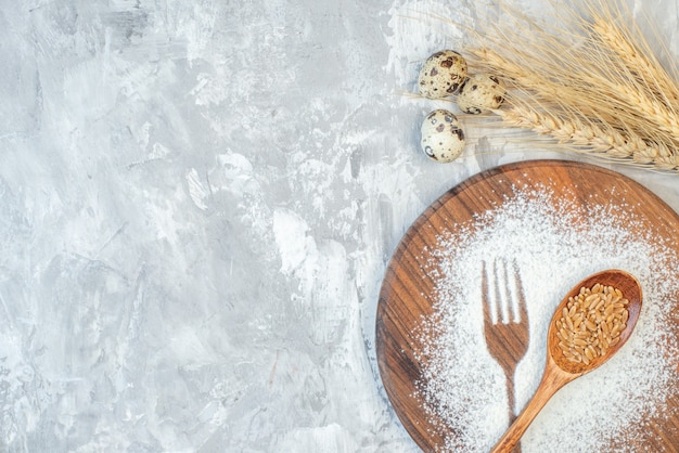 Draufsicht Weißmehl in Gabel- und Löffelform auf hellem Tischkuchen süßer Teig Ei Zucker Tee Dessert Keks backen