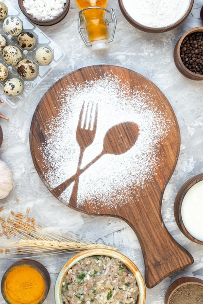 Draufsicht Weißmehl mit Milchgewürzen und Eiern auf weißem Hintergrund Kuchenfarbe Essen backen Kuchenteigsalat