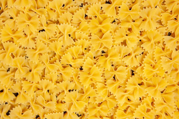 Draufsicht wenig roher Nudelteig Essen Mahlzeit Farbe Mahlzeit viele Foto italienische Pasta