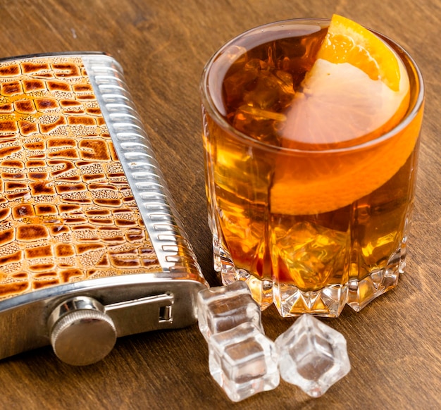 Draufsicht Whisky auf den Felsen mit Orange und Flasche