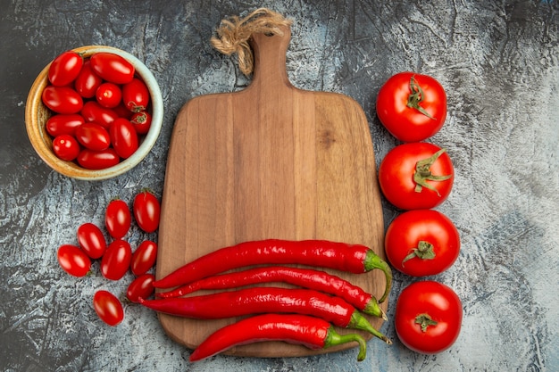 Draufsicht würzige rote Paprika mit frischen Tomaten
